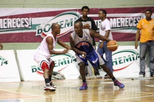 Lennox Mccoy (Cancha) es defendido por Elizaur Muñoz (San Sebastián)