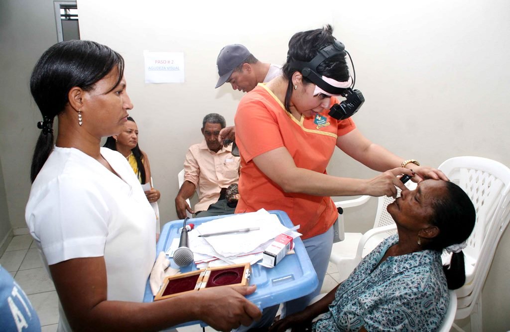 La doctora Evelyn Díaz, encargada del departamento de salud de la Oficina Senatorial de Espaillat en su jornada de Operativos en Moca 