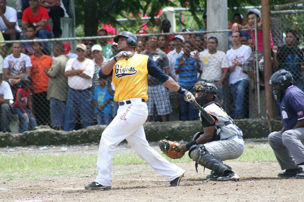 el receptor Alex Casilla de los Granjeros observa uno de sus dos cuadrangulares frente a los Mineros de Bonao.