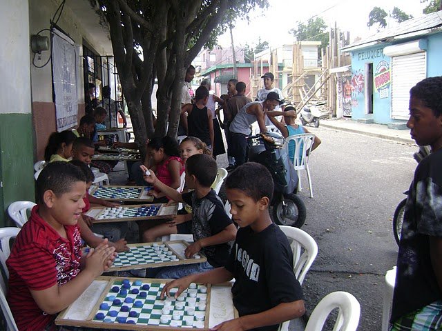 Acción del juego en el Torneo de adjedrez en el dìa de los padres