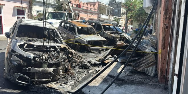 Incendio Zona Colonial deja familia sin hogar y varios vehículos calcinados
