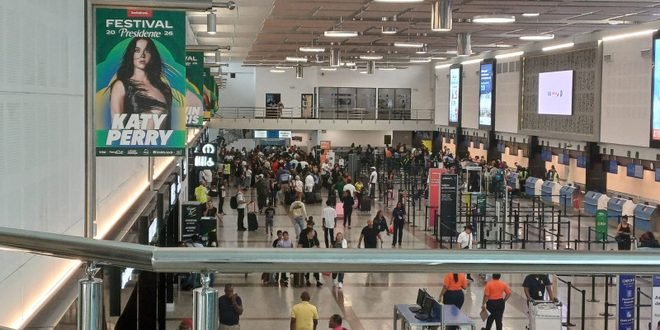 Avería en centro de control aéreo de EE. UU. deja decenas de pasajeros varados en el AILA