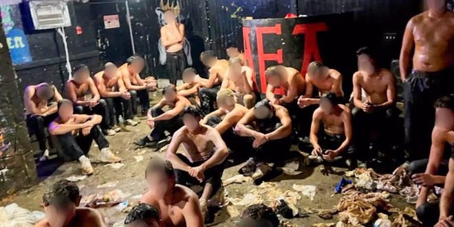 Hallan a 30 jóvenes en humillante ritual universitario en EE. UU.