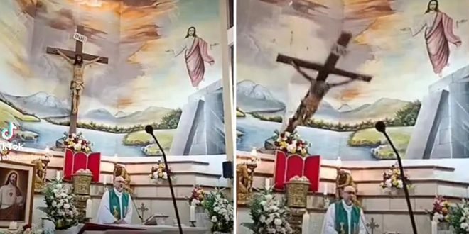 Tragedia en plena misa: una cruz cae y mata a un sacerdote en Ecuador