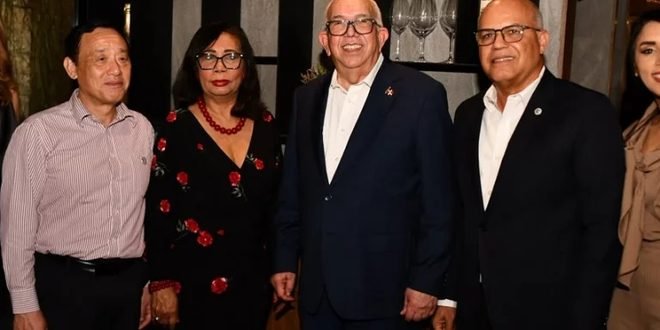 El Banco Agrícola agasaja con una cena al director general de la FAO, Qu Dongyu, durante su visita al país
