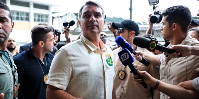 Dueño del avión en el que Flávio Bolsonaro fue a EE.UU. rompe el silencio y cuenta quién y cuánto le pagó