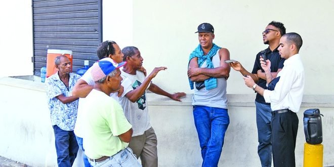 Alza del marbete desata ira en choferes: proponen plan de emergencia