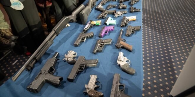NYPD ha decomisado más de 3,200 armas en 2026 mientras los homicidios caen a mínimos históricos