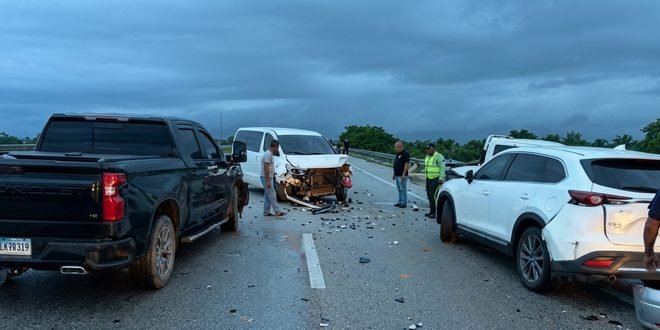 Derrame de gasoil desata cadena de accidentes en la vía Bávaro-La Romana