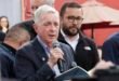 Álvaro Uribe rinde homenaje a Miguel Uribe Turbay en el lugar del atentado