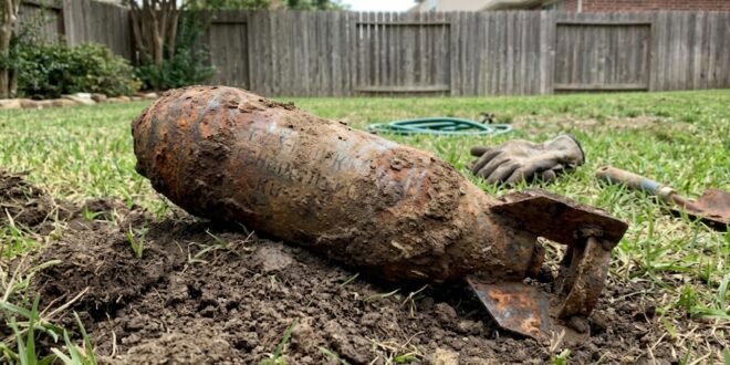 Peligro latente tras décadas de conflicto: Neutralizan una bomba soviética de 500 kilos en el jardín de una casa en Afganistán
