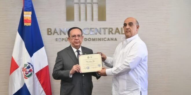 CODECO y UCSD reconocen a Héctor Valdez Albizu por su brillante trayectoria y aportes al desarrollo económico de la República Dominicana