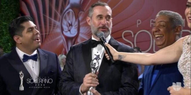 ¡El primer Soberano de la noche! Carlos Sánchez se alza con la estatuilla de «Stand Up Comedy»