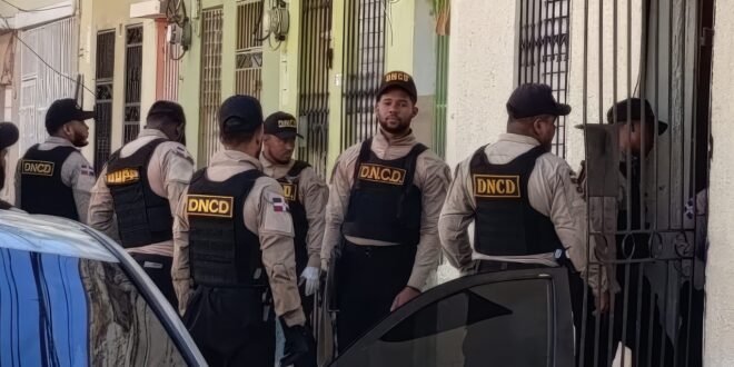 La DNCD metió la pata en Ciudad Nueva: allanamiento erróneo afecta familia de servidores públicos