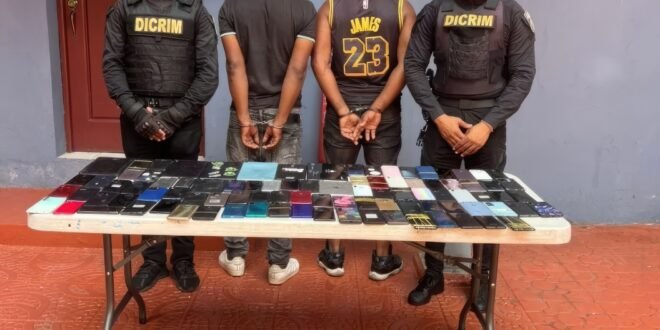Detienen a 2 haitianos con 190 celulares y 8 tabletas en la avenida Duarte