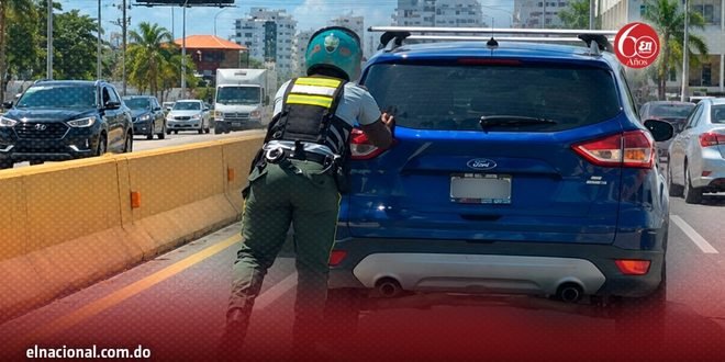 Sin multa, pero con empujón: la escena de un agente de la Digesett que conquistó las redes