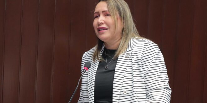 Diputada Llaniris Espinal llora por muerte de Vladimir Estévez a manos de la Policía y exige justicia