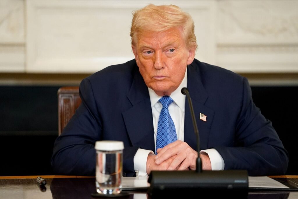 El presidente Donald Trump ofrecerá este martes un discurso clave en medio de la creciente tensión entre Estados Unidos y Venezuela. El anuncio sigue a una reunión de emergencia con su equipo de seguridad. La comunidad internacional espera señales sobre si Washington seguirá la vía diplomática o escalará el conflicto regional.