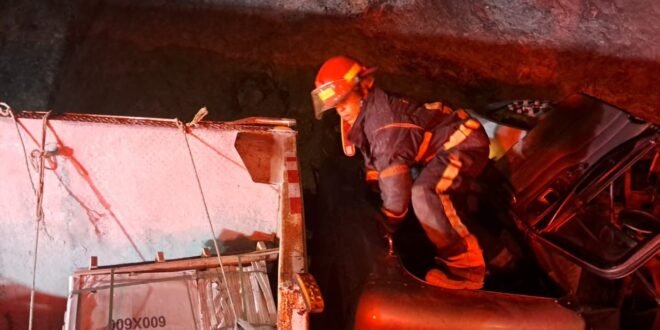 Dos haitianos resultan heridos tras volcarse camión cargado de cerámica en carretera Jarabacoa–La Vega