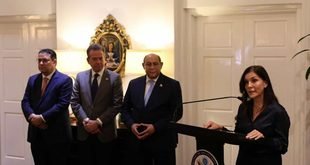Embajadora de EE. UU. impulsa la industria de semiconductores en RD