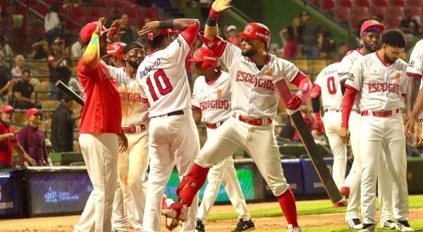 Sábado de batazos: Gigantes frenan al Licey y la tabla se aprieta en la pelota invernal