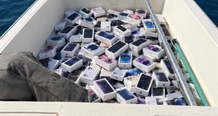 Tesoros a la deriva: iPhones y perfumes flotan tras naufragio en Ormuz