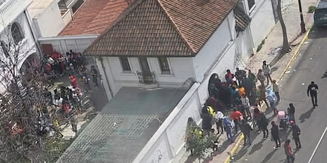 Cientos de haitianos protestan en embajada de Haití en Chile por problemas con los trámites migratorios