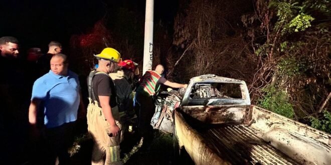 Hombre muere calcinado tras estrellarse contra un poste eléctrico en Villa González