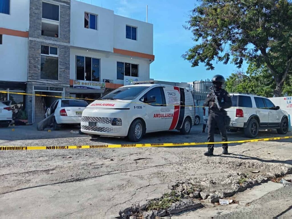 Cinco hombres murieron en un tiroteo con la Policía Nacional en La Barranquita, Santiago. El hecho ocurrió tras una persecución en la que los presuntos delincuentes se desplazaban en un carro Kia blanco. La Policía confirmó las identidades de los fallecidos y ocupó varias armas de fuego, incluido un fusil.