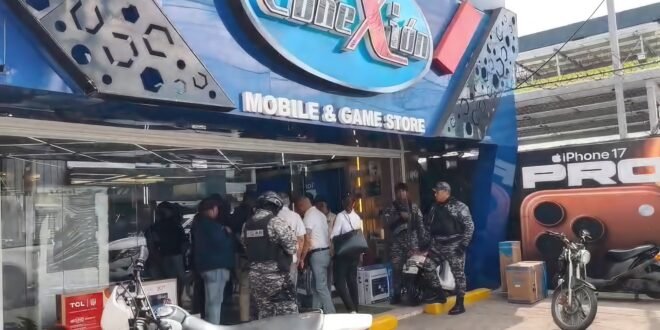 Autoridades intervienen establecimiento tecnológico en Moca; se desconoce el motivo del operativo