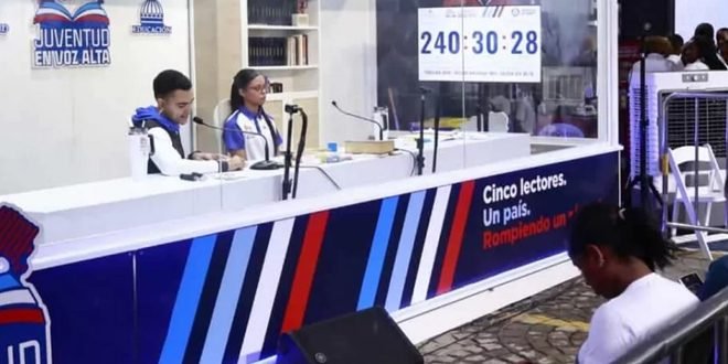 Cinco jóvenes dominicanos superan el récord Guinness tras alcanzar 432 horas de lectura continua