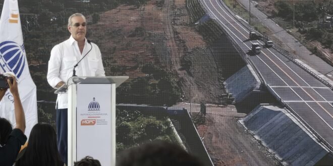 Abinader responde a la oposición: “Hay muchos que están en política, yo estoy en trabajo”