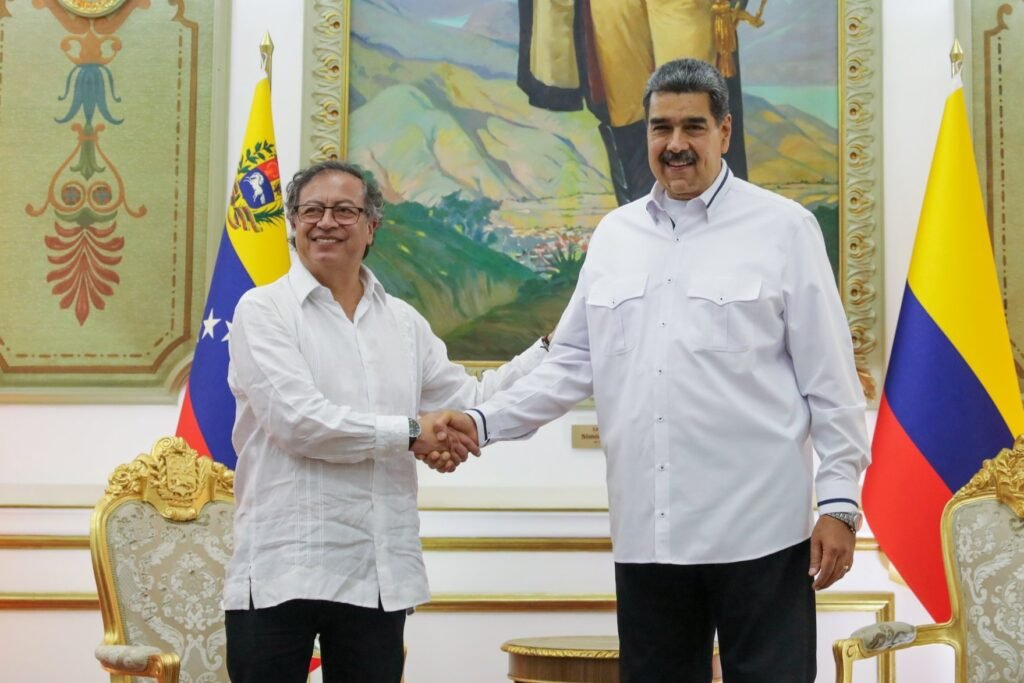 Nicolás Maduro y Gustavo Petro se saludan en el palacio de Miraflores, en Caracas, Venezuela. Foto: Cortesía