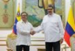La propuesta surge tras el aumento de la recompensa de Estados Unidos por la captura del mandatario venezolano, que ahora asciende a 50 millones de dólares. Cuerpo de la noticia: En un gesto que ha generado fuertes reacciones internacionales, el presidente venezolano Nicolás Maduro propuso al mandatario colombiano Gustavo Petro un acuerdo binacional de cooperación militar, en un contexto de crecientes tensiones con Estados Unidos luego de que este elevara a 50 millones de dólares la recompensa por su captura. Durante un acto público, Maduro planteó la necesidad de "unir la cooperación entre autoridades, gobernadores, alcaldes, autoridades públicas legítimas, ministerios y fuerzas militares" de ambos países para garantizar un territorio libre de violencia, grupos armados y narcotráfico. El líder chavista defendió con firmeza la política antidrogas de su gobierno: “Venezuela es un país libre de cultivo de hoja de coca, libre de laboratorios de cocaína, libre totalmente (…) Este año tiene un récord de incautación del porcentaje de cocaína que el narcotráfico trata de pasar por nuestros mares o por nuestro territorio”, aseguró. Maduro insistió en que la unión de capacidades económicas, institucionales, políticas, militares y policiales de Colombia y Venezuela permitiría crear "una zona piloto libre de violencia". La propuesta llega pocos días después de que Gustavo Petro mostrara un gesto de respaldo hacia Maduro tras conocerse la nueva recompensa fijada por Washington. El planteamiento, sin embargo, abre un nuevo capítulo en la compleja relación bilateral y en la geopolítica regional.