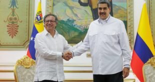 La propuesta surge tras el aumento de la recompensa de Estados Unidos por la captura del mandatario venezolano, que ahora asciende a 50 millones de dólares. Cuerpo de la noticia: En un gesto que ha generado fuertes reacciones internacionales, el presidente venezolano Nicolás Maduro propuso al mandatario colombiano Gustavo Petro un acuerdo binacional de cooperación militar, en un contexto de crecientes tensiones con Estados Unidos luego de que este elevara a 50 millones de dólares la recompensa por su captura. Durante un acto público, Maduro planteó la necesidad de "unir la cooperación entre autoridades, gobernadores, alcaldes, autoridades públicas legítimas, ministerios y fuerzas militares" de ambos países para garantizar un territorio libre de violencia, grupos armados y narcotráfico. El líder chavista defendió con firmeza la política antidrogas de su gobierno: “Venezuela es un país libre de cultivo de hoja de coca, libre de laboratorios de cocaína, libre totalmente (…) Este año tiene un récord de incautación del porcentaje de cocaína que el narcotráfico trata de pasar por nuestros mares o por nuestro territorio”, aseguró. Maduro insistió en que la unión de capacidades económicas, institucionales, políticas, militares y policiales de Colombia y Venezuela permitiría crear "una zona piloto libre de violencia". La propuesta llega pocos días después de que Gustavo Petro mostrara un gesto de respaldo hacia Maduro tras conocerse la nueva recompensa fijada por Washington. El planteamiento, sin embargo, abre un nuevo capítulo en la compleja relación bilateral y en la geopolítica regional.