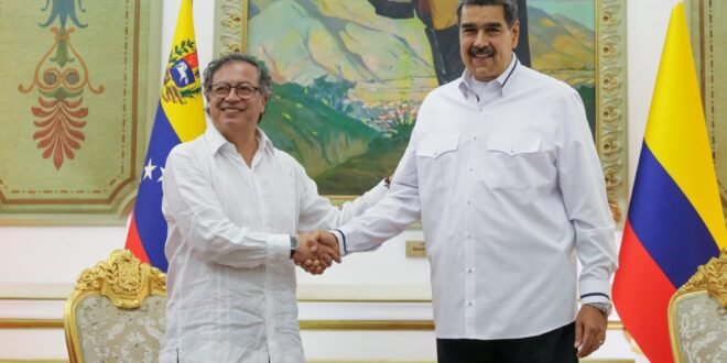 La propuesta surge tras el aumento de la recompensa de Estados Unidos por la captura del mandatario venezolano, que ahora asciende a 50 millones de dólares. Cuerpo de la noticia: En un gesto que ha generado fuertes reacciones internacionales, el presidente venezolano Nicolás Maduro propuso al mandatario colombiano Gustavo Petro un acuerdo binacional de cooperación militar, en un contexto de crecientes tensiones con Estados Unidos luego de que este elevara a 50 millones de dólares la recompensa por su captura. Durante un acto público, Maduro planteó la necesidad de "unir la cooperación entre autoridades, gobernadores, alcaldes, autoridades públicas legítimas, ministerios y fuerzas militares" de ambos países para garantizar un territorio libre de violencia, grupos armados y narcotráfico. El líder chavista defendió con firmeza la política antidrogas de su gobierno: “Venezuela es un país libre de cultivo de hoja de coca, libre de laboratorios de cocaína, libre totalmente (…) Este año tiene un récord de incautación del porcentaje de cocaína que el narcotráfico trata de pasar por nuestros mares o por nuestro territorio”, aseguró. Maduro insistió en que la unión de capacidades económicas, institucionales, políticas, militares y policiales de Colombia y Venezuela permitiría crear "una zona piloto libre de violencia". La propuesta llega pocos días después de que Gustavo Petro mostrara un gesto de respaldo hacia Maduro tras conocerse la nueva recompensa fijada por Washington. El planteamiento, sin embargo, abre un nuevo capítulo en la compleja relación bilateral y en la geopolítica regional.