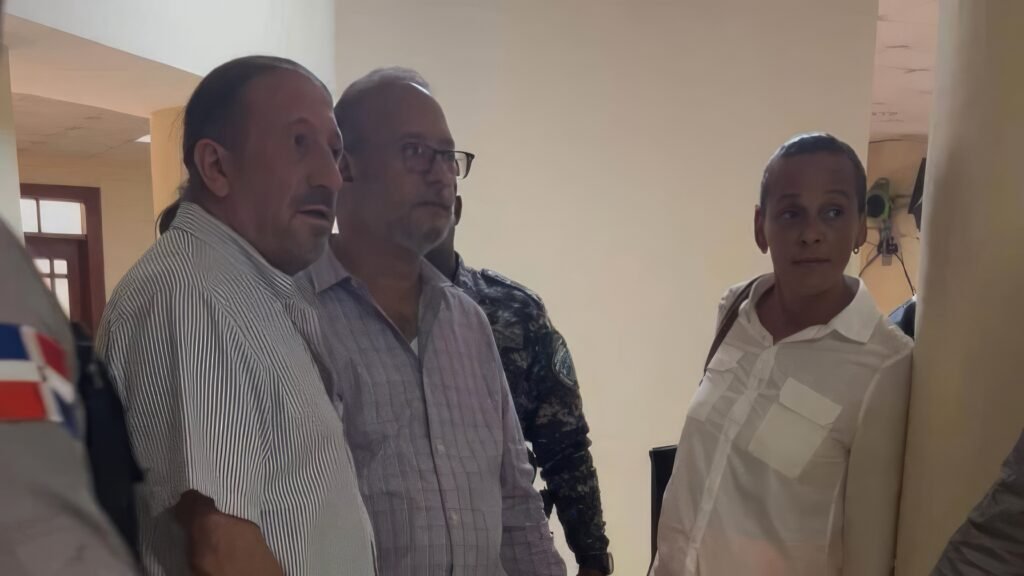 Jesús Aldea Abián (izquierda), su esposa, Griselda Antonia Calderón Taveras, y el abogado Pedro Pablo Pérez (centro), acusados en Puerto Plata de estafa inmobiliaria con el proyecto "Paraíso Dorado".