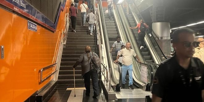El viacrucis vertical: las averías en el Metro de Santo Domingo golpean a los usuarios más vulnerables