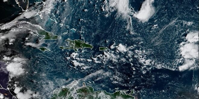 Indomet mantiene alertas: Onda tropical y vaguada provocarán lluvias dispersas en varias provincias
