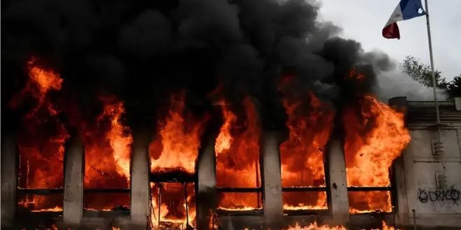Francia bajo fuego: la Alcaldía de Limoges arde en masivas protestas