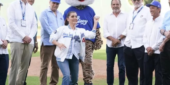 Diplomacia en el diamante: la embajadora de EE. UU. realiza el lanzamiento de honor en la pelota invernal