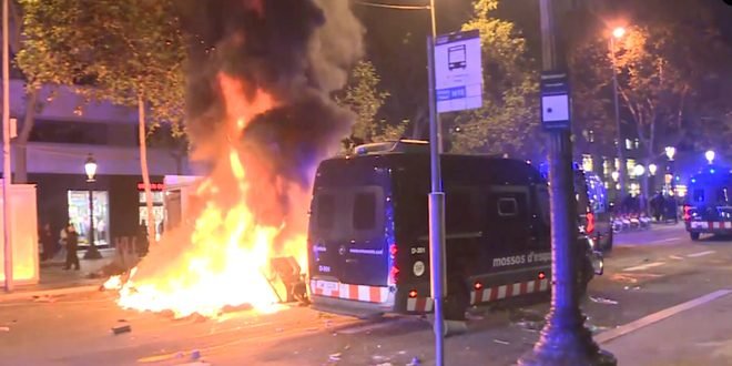 Barcelona estalla en caos: saqueos, barricadas y choques con la Policía tras protesta juvenil