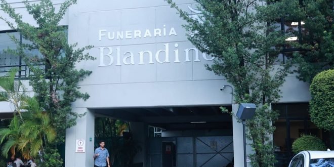 Sepultan a la esposa de Julián Oro Duro en medio del misterio sobre su trágica muerte