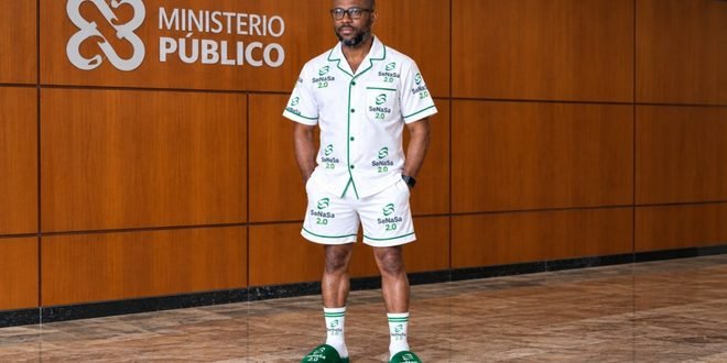 ¿La justicia es un meme? Wilson Camacho publica foto en pijama con calcomanías de «Senasa 2.0»