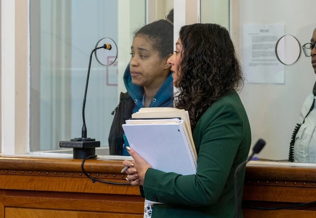 Acusan a una madre dominicana de homicidio involuntario en Boston tras la muerte por fentanilo de su hija de cuatro años. La Fiscalía sostiene que la mujer dejó la droga al alcance de la menor e intentó ocultar pruebas y engañar a los servicios de emergencia durante el trágico suceso.