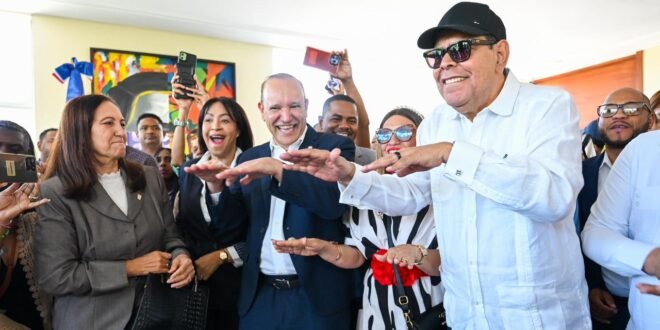 Santiago adopta oficialmente al «Mayimbe»: Fernando Villalona es declarado Hijo Adoptivo de la ciudad