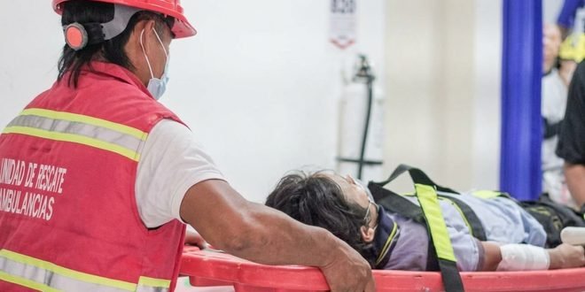 Mujer herida tras sufrir una caída durante simulacro de evacuación