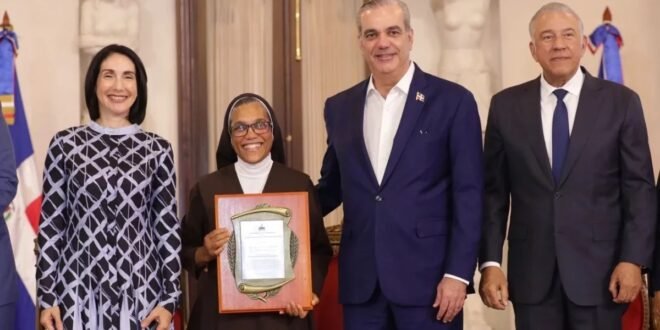 Sor Agripina Acosta recibe el Premio Nacional al Protector de la Persona Envejeciente