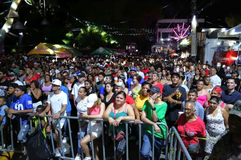 Vakero desató la alegría en Moca con su presentación en el noveno día de las Fiestas Patronales Nuestra Señora del Rosario 2025. Miles de personas se congregaron en el Parque Cáceres para disfrutar de una noche llena de ritmo, energía y orgullo mocano. Las celebraciones concluyen este martes con merengue típico.
