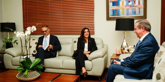 Francisco Javier García recibe a la embajadora de EE. UU. y resalta su apertura democrática